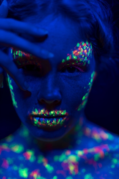 Vista de primer plano de mujer con maquillaje fluorescente