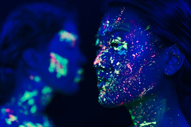 Vista de primer plano de mujer con maquillaje fluorescente