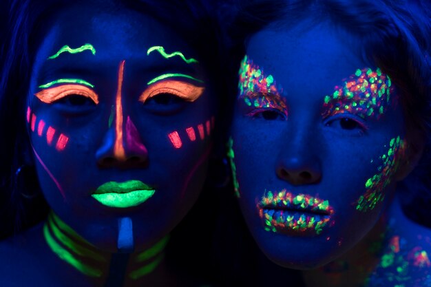 Vista de primer plano de mujeres con maquillaje fluorescente