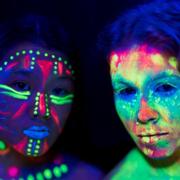 Vista de primer plano de mujeres con maquillaje fluorescente