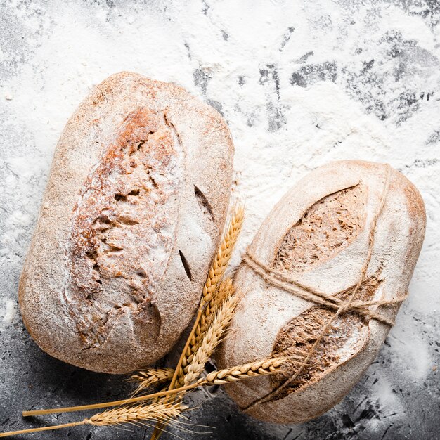 Vista de primer plano de pan con harina
