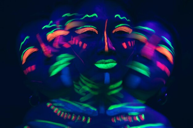 Vista de primer plano de persona con maquillaje fluorescente