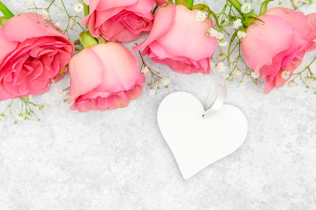 Foto gratuita vista de primer plano de rosas rosadas y corazón