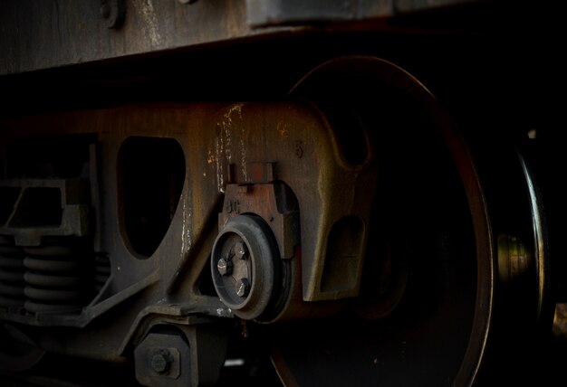 Una vista de primer plano de las ruedas de un tren