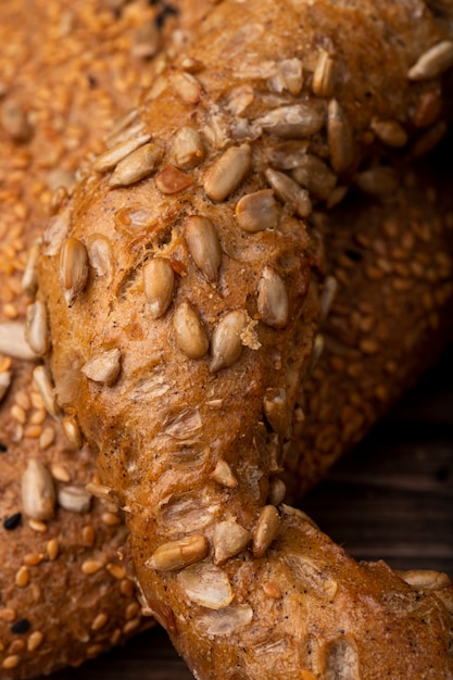 Vista de primer plano de semillas de girasol en bagel