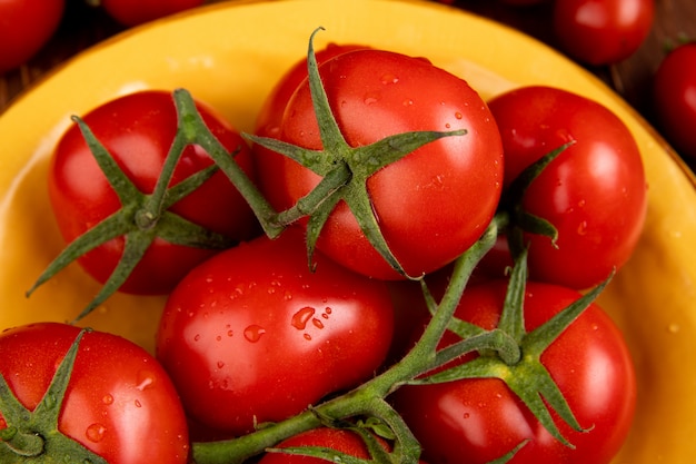 Vista de primer plano de tomates en un tazón