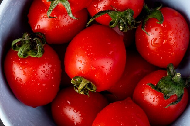 Vista de primer plano de tomates en un tazón