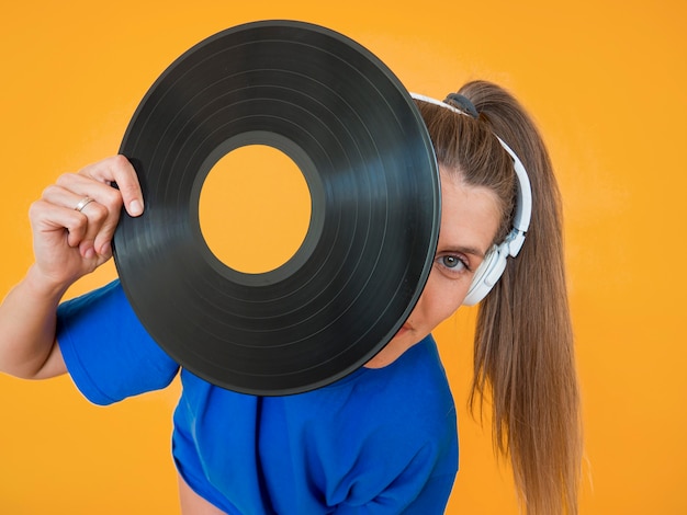 Vista de primer plano de vinilo y mujer