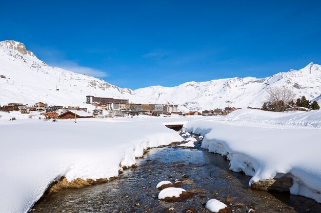 Vista del pueblo de Tignes en invierno, Francia.