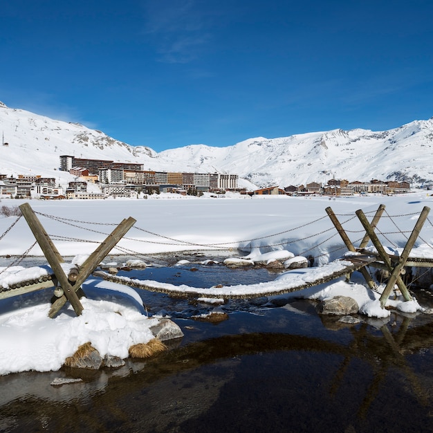 Vista del pueblo de Tignes con pasarela, Francia.