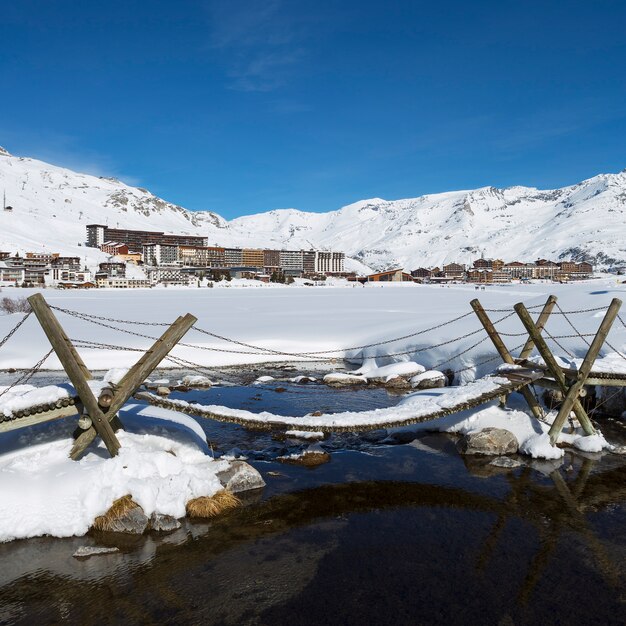 Vista del pueblo de Tignes con pasarela, Francia.