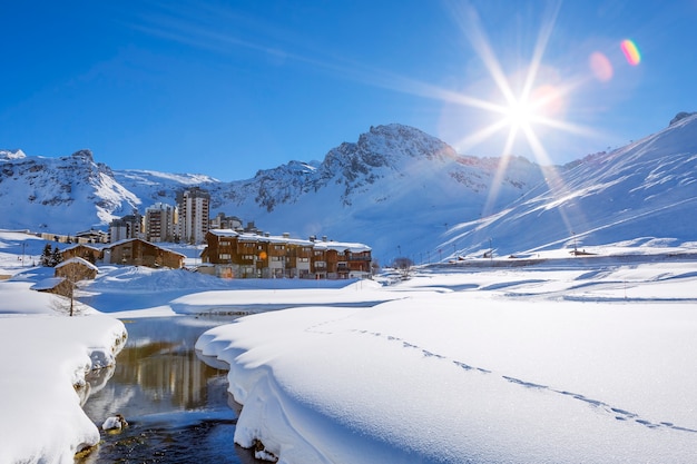 Vista del pueblo de Tignes con sol, Francia.