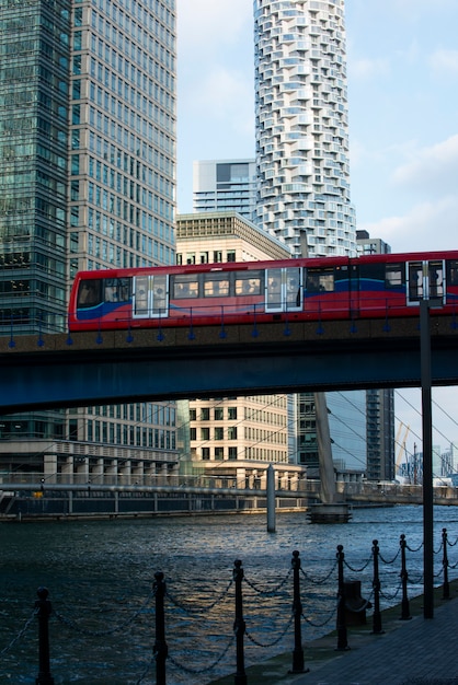 Foto gratuita vista del puente de la ciudad con tren en londres