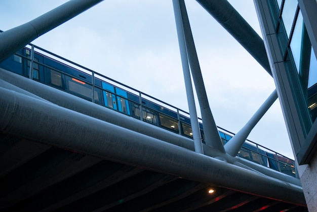 Vista del puente de la ciudad con tren en londres