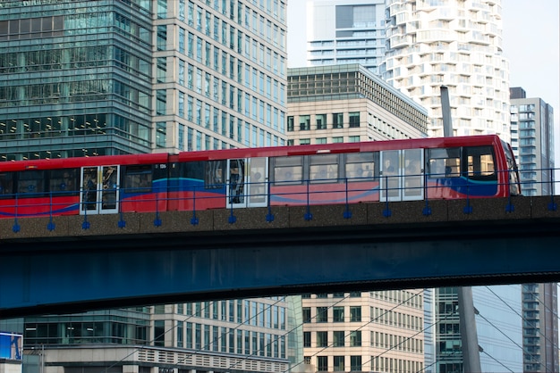 Vista del puente de la ciudad con el tren en Londres