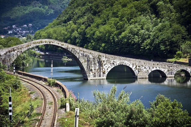 Foto gratuita vista del puente del diablo en lucca, italia