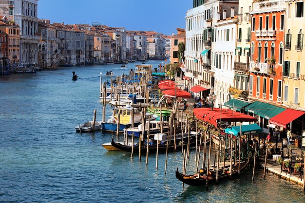 Vista desde el puente de Rialto en Venecia, Italia