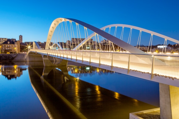 Vista del puente Schuman por la noche, Lyon, Francia, Europa.