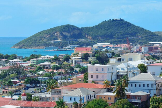 Vista del puerto de St Thomas de las Islas Vírgenes con la construcción de islas y la montaña