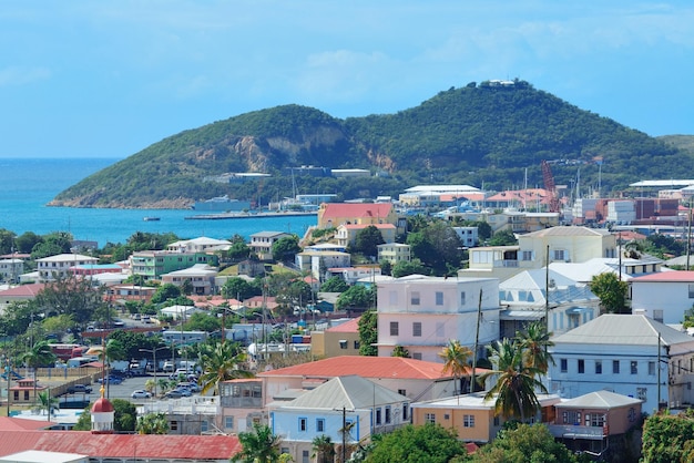 Vista del puerto de St Thomas de las Islas Vírgenes con la construcción de islas y la montaña