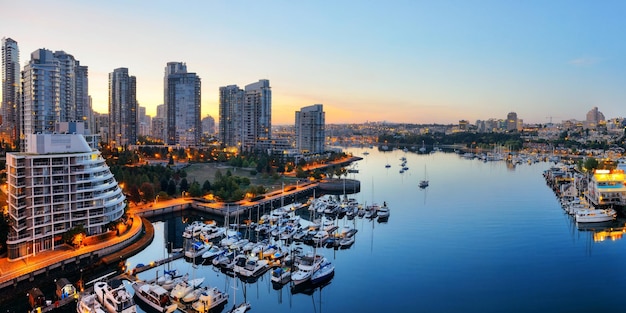 Vista del puerto de Vancouver con edificios de apartamentos urbanos y barco de la bahía en Canadá.