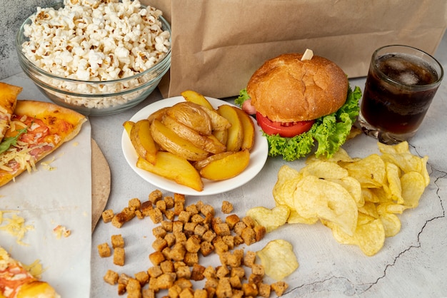 Vista rápida de comida rápida en la mesa