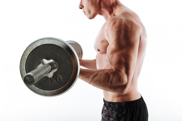 Vista recortada de entrenamiento muscular fuerte hombre deportivo con barra