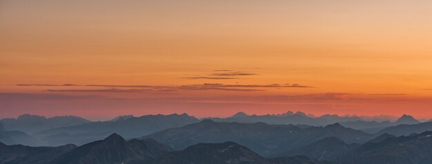 Vista regional de las montañas durante el atardecer