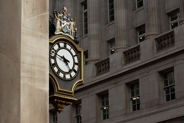 Vista del reloj ornamental en la ciudad de Londres