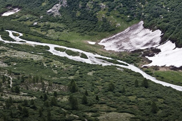 Vista de un río helado durante el invierno