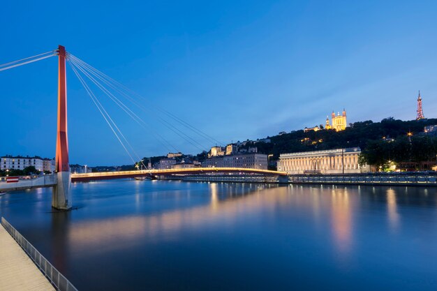 Vista del río Saona en Lyon por la noche, Francia