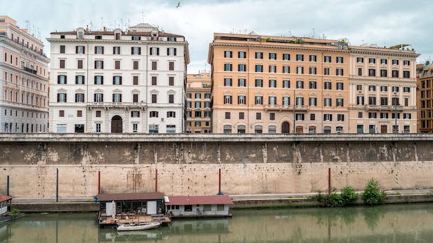 Vista del río Tíber en el centro de Roma Italia