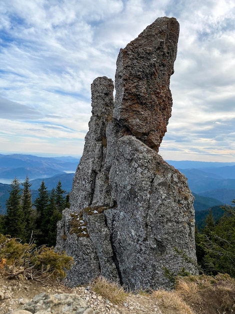 Vista de una roca en el pico Toaca en Rumania