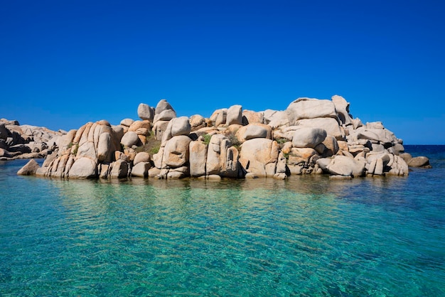 Vista de rocas en la isla Lavezzi