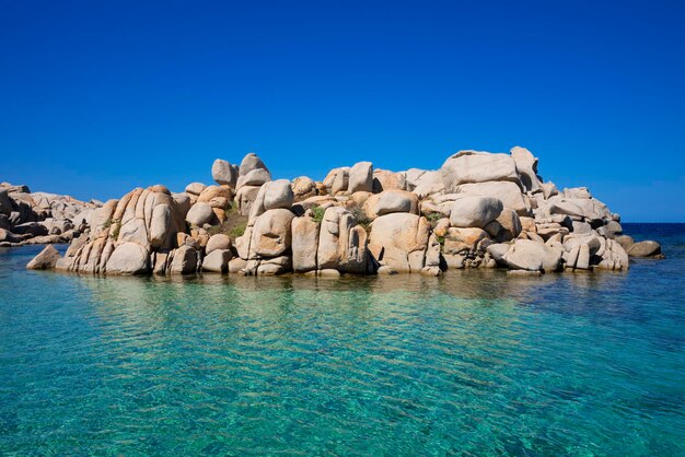 Vista de rocas en la isla Lavezzi