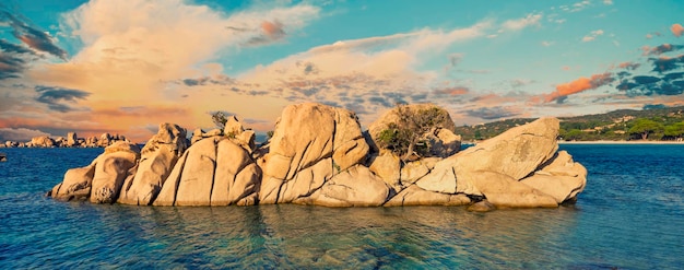 Vista de rocas por la mañana en la playa de Palombaggia