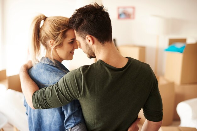 Vista romántica de la pareja vitoreando en casa nueva