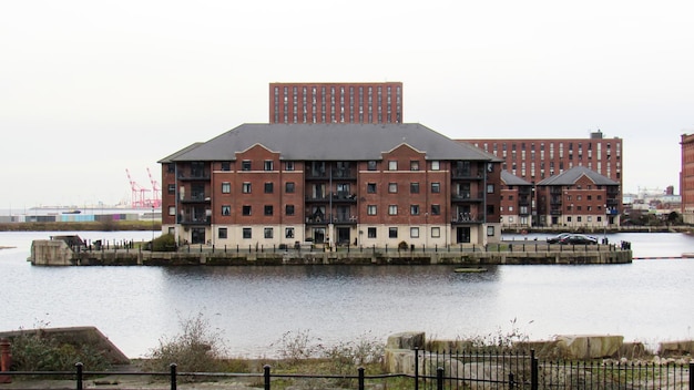 Foto gratuita vista del royal albert dock en liverpool reino unido