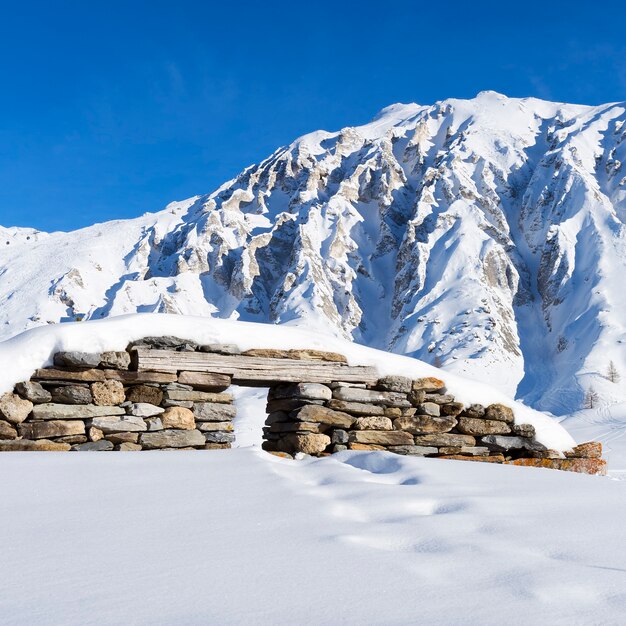 Vista de las ruinas bajo la nieve en los Alpes franceses.