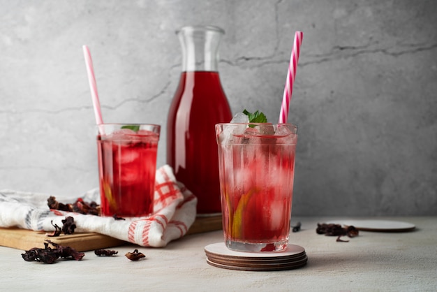 Foto gratuita vista del sabroso té helado de hibisco