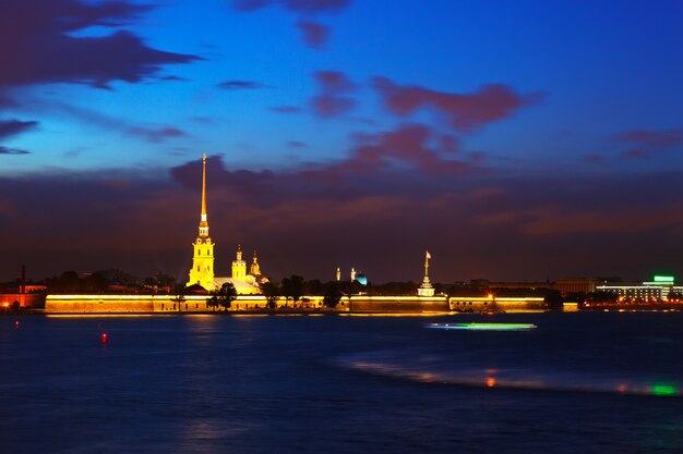 Vista de San Petersburgo en la noche