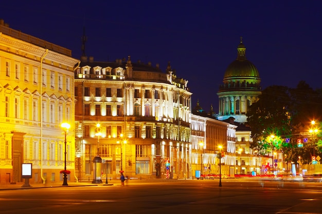 Vista de San Petersburgo en la noche