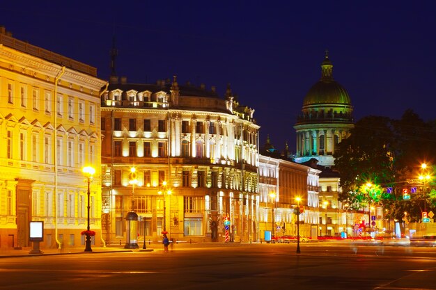 Vista de San Petersburgo en la noche