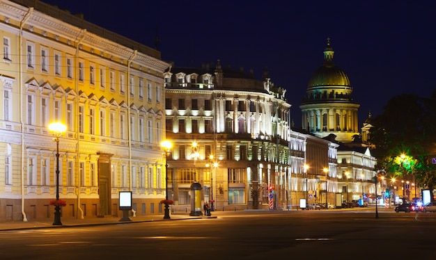 Vista de San Petersburgo en la noche