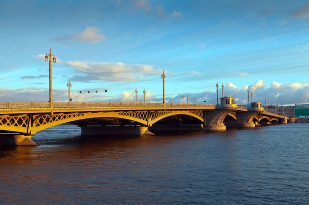 Vista de San Petersburgo. Puente de Blagoveshchensky