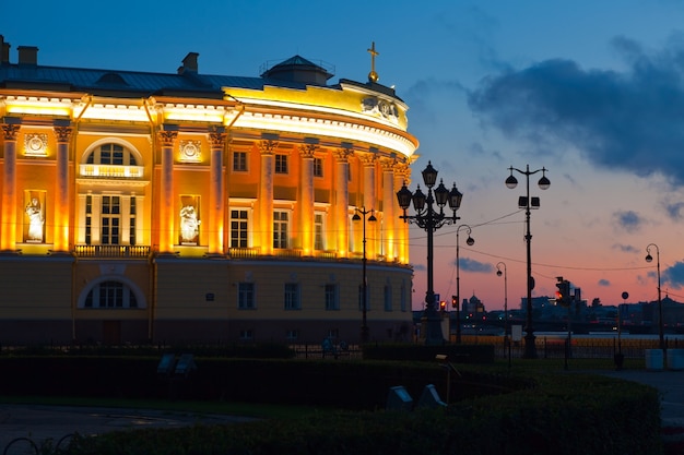 Vista de San Petersburgo en la puesta de sol