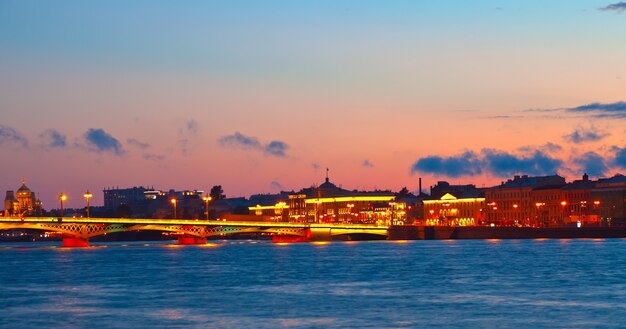 Vista de San Petersburgo en la puesta de sol