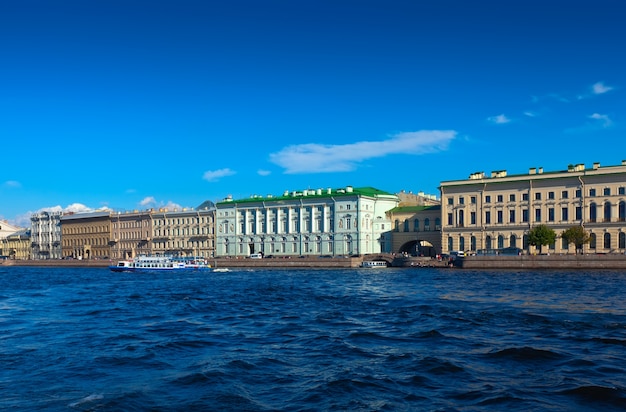 Vista de San Petersburgo. Terraplén del palacio