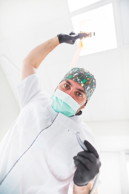 Vista de sección baja de un dentista masculino