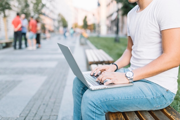 Vista de la sección media de un hombre que trabaja en la computadora portátil